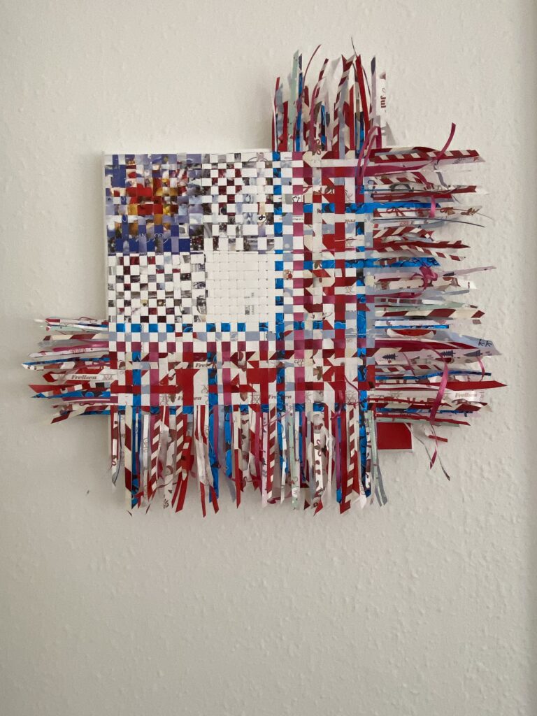 "Forventningens indpakninger". Gavepapir og bånd. Str. 45 x 50 cm. Pris DKK 2.500,- 